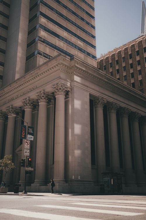A majestic neoclassical federal courthouse building showing towering architectural columns. Photo: Pexels.